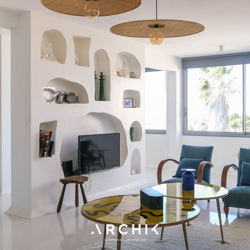 Architecture des années 70, cet immeuble situé en front de mer accueille en son 2ème étage un très bel appartement de 103 m2 alliant charme, modernité et esprit vacances. - Photo 1