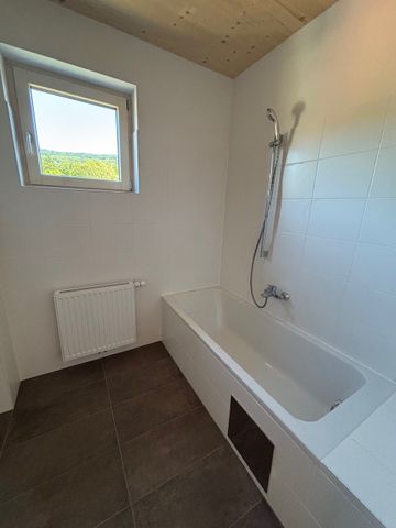 ERSTBEZUG - 3-Zimmer-Wohnung im Landhausstil mit Balkon - Tierpark & Badesee in der Nähe - Photo 3