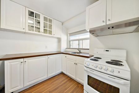 For Lease - 681 Scarlett Road Unit# Upper Level, Toronto, Ontario - Photo 3