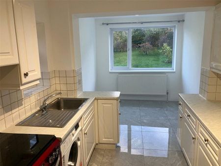 4 bedroom semi-detached house to rent - Photo 2