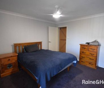 FAMILY HOME WITH SPACIOUS YARD - Photo 4