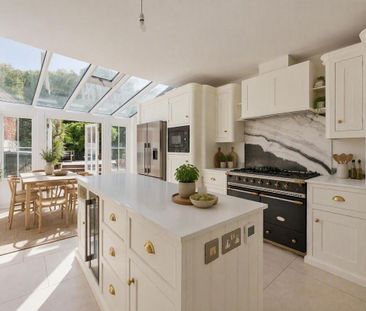 A tasteful home, finished to an exceptional standard, in one of Windsor’s most coveted locations. - Photo 4