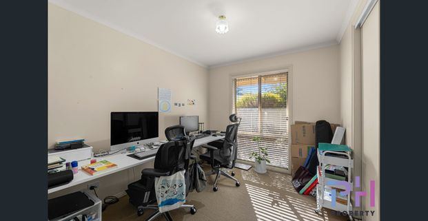 THREE BEDROOM TOWNHOUSE IN KENNINGTON - Photo 1