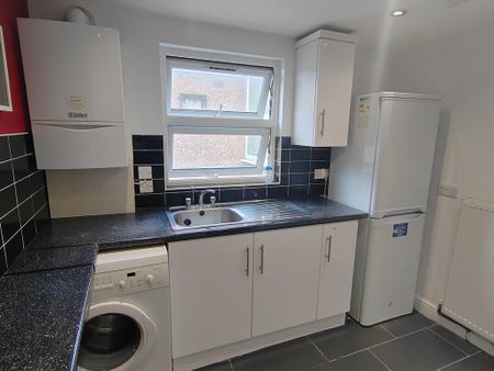 1 bedroom in a flat share to rent - Photo 2