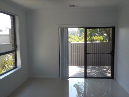 Three Bedroom Townhouse In Convenient Location - Photo 5