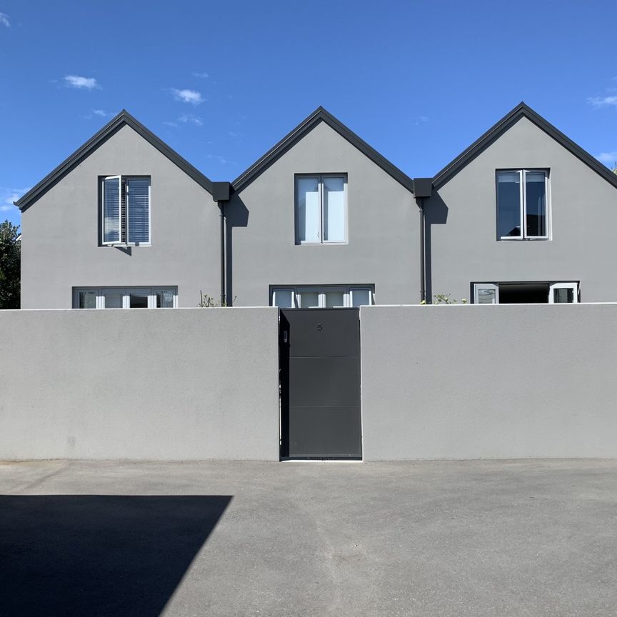 2 plus bedroom 2 level townhouse in wonderful area - Photo 1