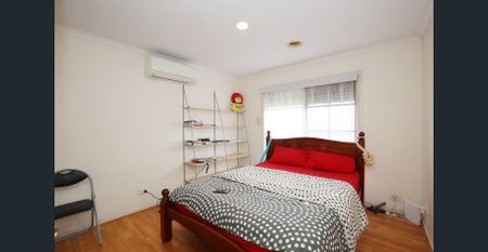 Spacious 3-Bedroom Unit with 2 Bathrooms, Double Garage, and Prime Location in Mount Waverley - Photo 3