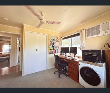 3 Bedroom, 1 Bathroom Backs onto High School - Photo 2