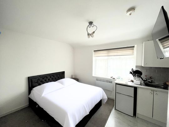 1 Bed Flat, Wood End Close, UB5 - Photo 1