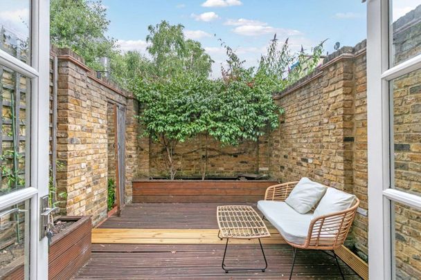 An incredibly bright and spacious three bedroom apartment with impressive living and entertaining space. - Photo 1