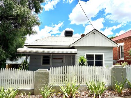 EAST TAMWORTH- Beautiful 4 Bedroom Family Home - Photo 4