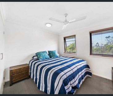 SPACIOUS TOWNHOUSE LIVING! - Photo 4