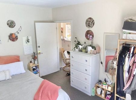 4-Bedroom Townhouse in Vogeltown - Photo 5