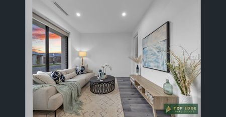 LUXE LIVING IN AN ENVIABLE LOCATION !! - Photo 3