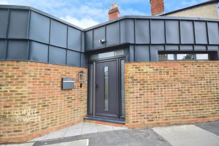 2 bedroom semi-detached bungalow to rent - Photo 4