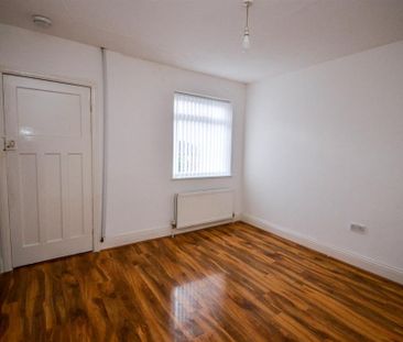 3 bedroom flat to rent - Photo 4