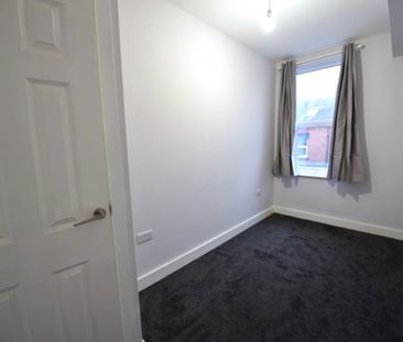 4 bedroom House in Highthorne View, Leeds - Photo 1