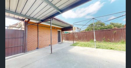 HUGE FAMILY HOME IN EXCELLENT LOCATION - Photo 2