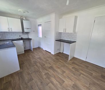 2 bedroom semi-detached house to rent - Photo 4