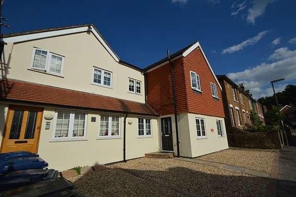 Bedroom Ground Floor Apartment In Godalming, GU7 - Photo 1