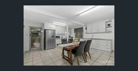 Beautifully maintained family home with dual living - Photo 3