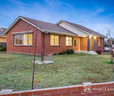 LOW-MAINTENANCE AND CENTRAL CONVENIENCE - Photo 2