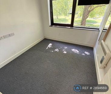 1 bedroom in a house share to rent - Photo 2