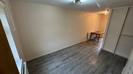 2 bedroom mews to rent - Photo 2