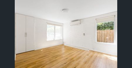 Updated ground floor living with parkside appeal - Photo 3