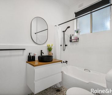 Bright Beachside Apartment - Photo 3