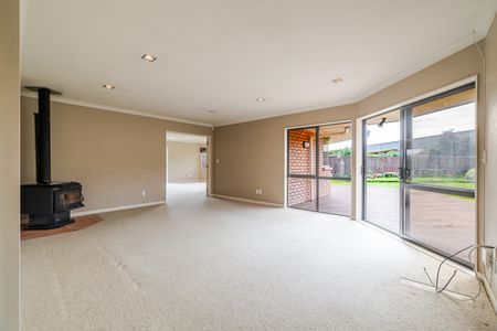 Large Family Home on Royal Oak! - Photo 3