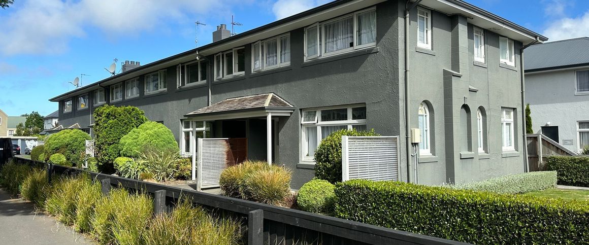 Charming, two story character flat located in the heart of the city. - Photo 1