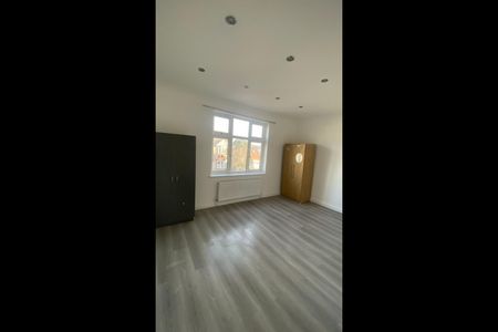 Studio Flat, Ashurst Drive, IG6 - Photo 3