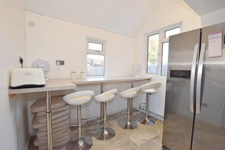 2 bedroom end of terrace house to rent - Photo 5