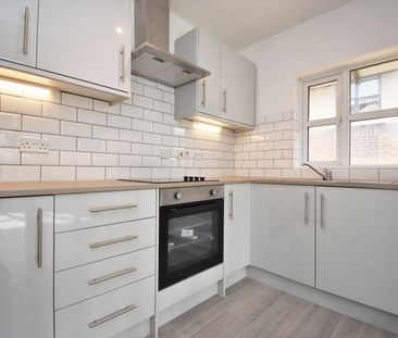 Flat to rent - Celestial Gardens, London, SE13 - Photo 4