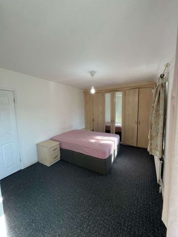 1st Floor 2 Bedroom , 2 Bathroom flat available immediately UB2 5SX Rent £1750 pcm - Photo 4