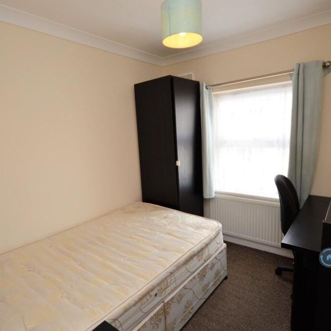 4 bedroom end of terrace house to rent - Photo 1