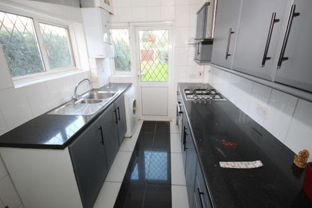 4 bedroom semi-detached house to rent - Photo 2