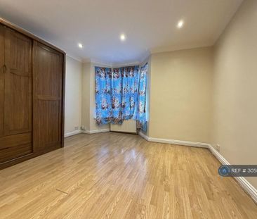 4 bedroom end of terrace house to rent - Photo 3