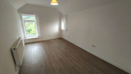 First floor flat, Graig Terrace, Manselton, Swansea, SA5 8PT - Photo 2