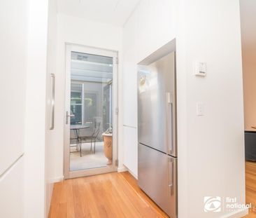 CENTRALLY LOCATED PRIVATE RESIDENCE, FULLY FURNISHED & SERVICED WEEKLY - Photo 5