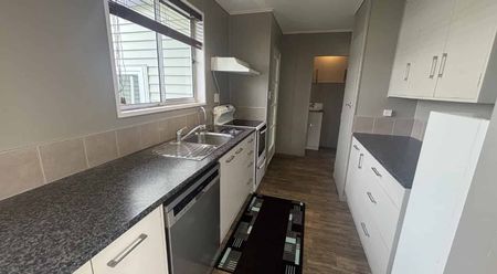 Spacious 3-Bedroom Home with Double Garage - Photo 3