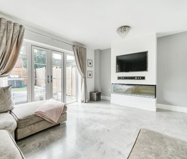 Terraced House to rent - Silver Streak Way, Rochester, ME2 - Photo 2