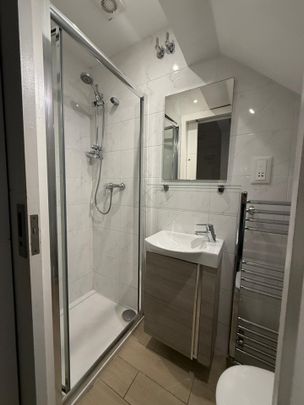 Bedsit, Old Oak Common Lane, W3 - Photo 1