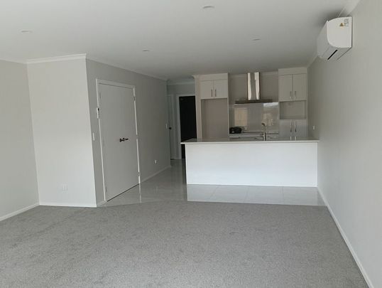 Modern 3BR Townhouse in Hamilton East! - Photo 1