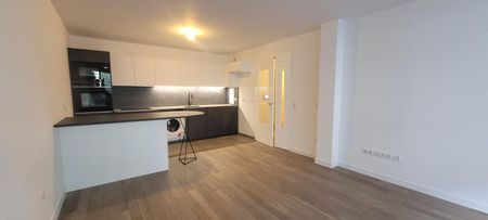 Location Appartement 3 pièces 65m² PARIS 15ème - Photo 2