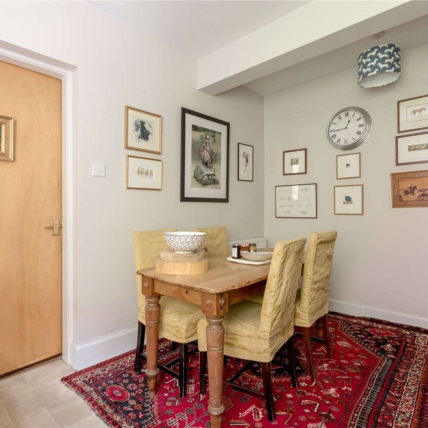 A lovely two bedroom mews house, available on an unfurnished basis. - Photo 1