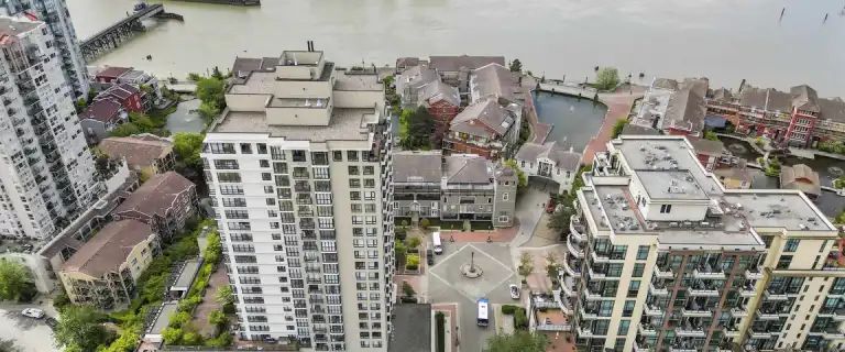 Large Executive condo + pet friendly - 2 Bedroom 2 Bath Waterfront @ the Quay | 1 Renaissance Square, New Westminster - Photo 1