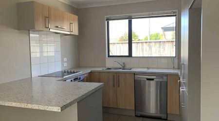 Lovely Modern 3 Bedroom Home - Photo 3