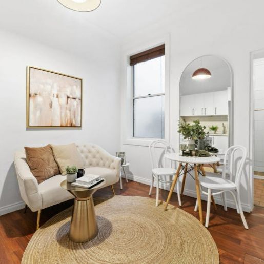 Character-Filled Apartment in Iconic Inner-City Setting - Photo 1